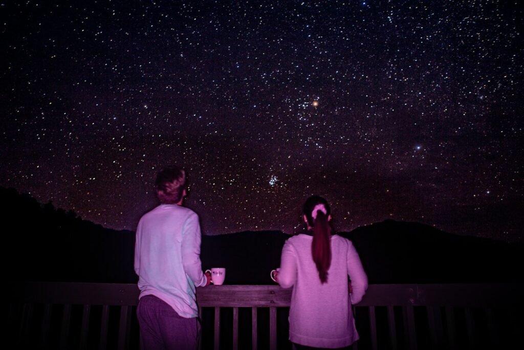 Couple beneath a starry sky illustrating Aquarius and Gemini compatibility