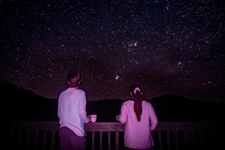 Couple beneath a starry sky illustrating Aquarius and Gemini compatibility