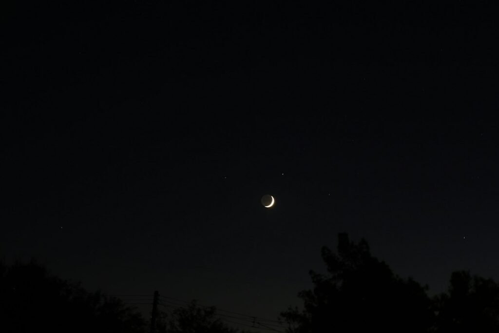 Crescent moon and stars representing Sun Moon and Rising signs in astrology